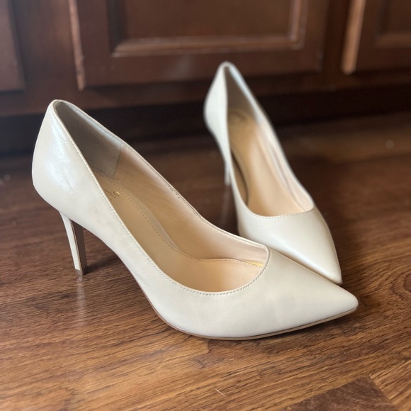 Vince Camuto Nude Heel - Picture 1 of 2